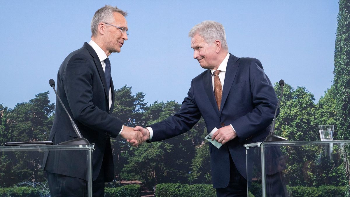 Finsku a Švédsku se otevřely dveře do NATO, Turci ustoupili